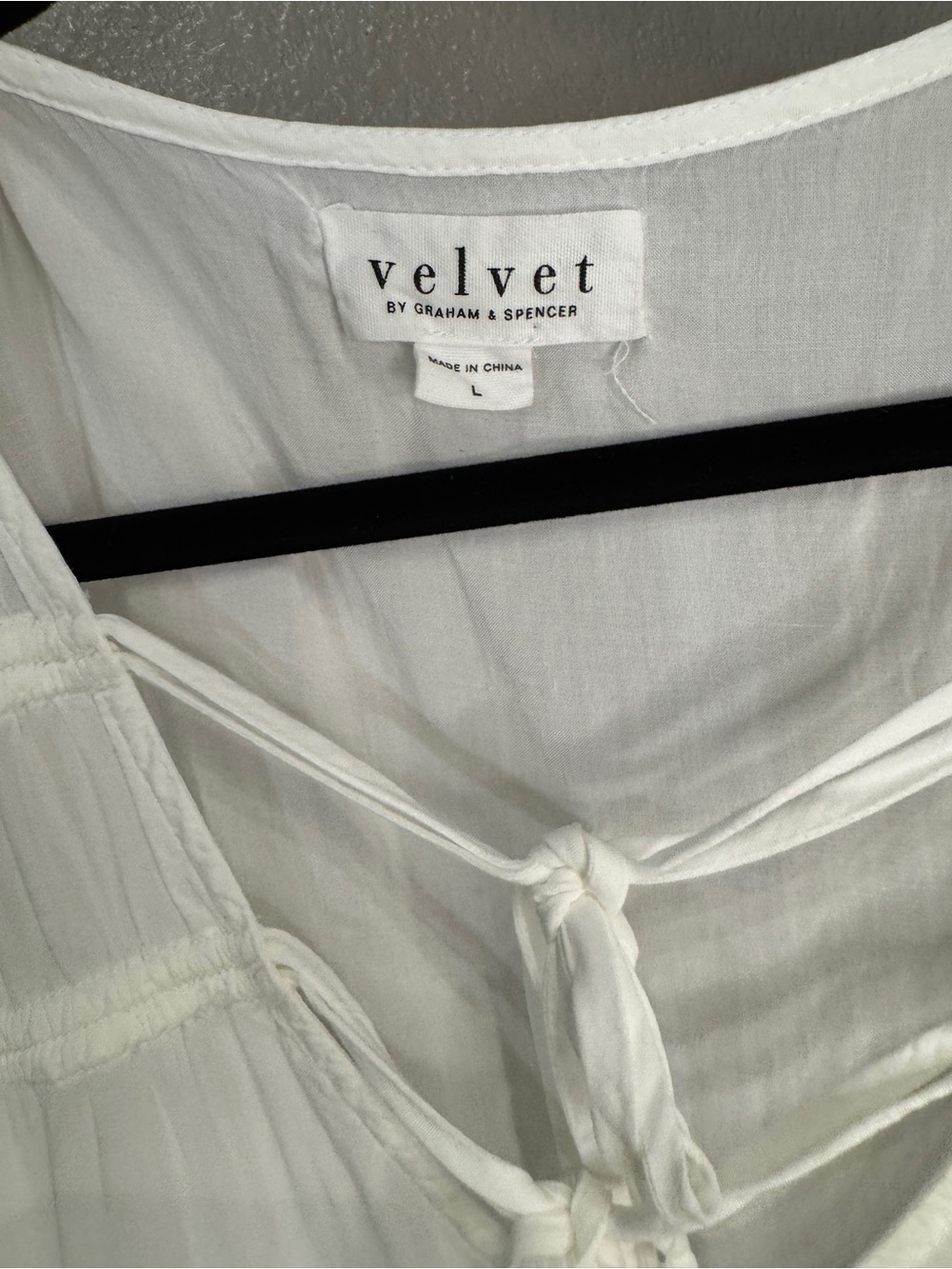 Velvet by Graham & Spencer White Sleeveless Tie Neck Ruffle Hem Boho Blouse - Picture 3 of 4
